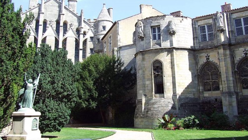 Дворец графов Пуату и памятник   Жанне д’Арк