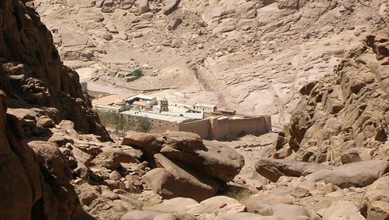 Вид на монастырь Святой Екатерины с короткой тропы