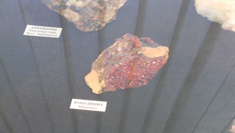 Ванадинит из Марокко в нашем музее (красивый минерал)