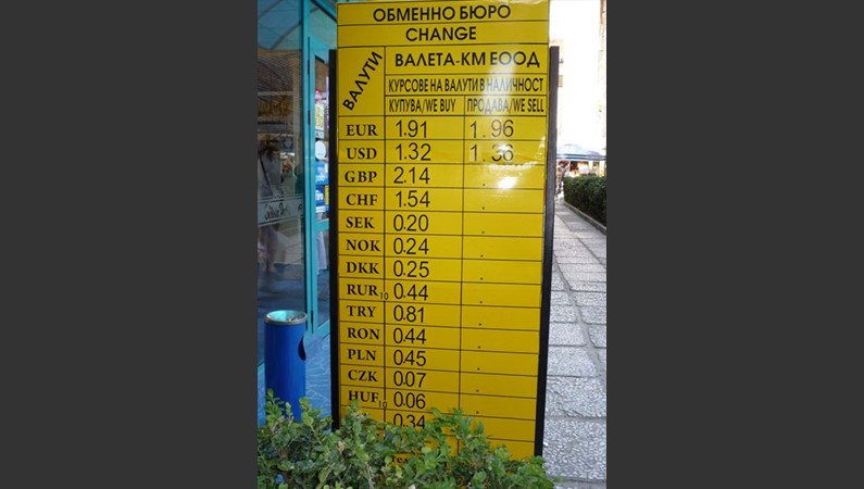 Нормальный обменный пункт на Солнечном Берегу. Виден курс и купли и продажи валюты.