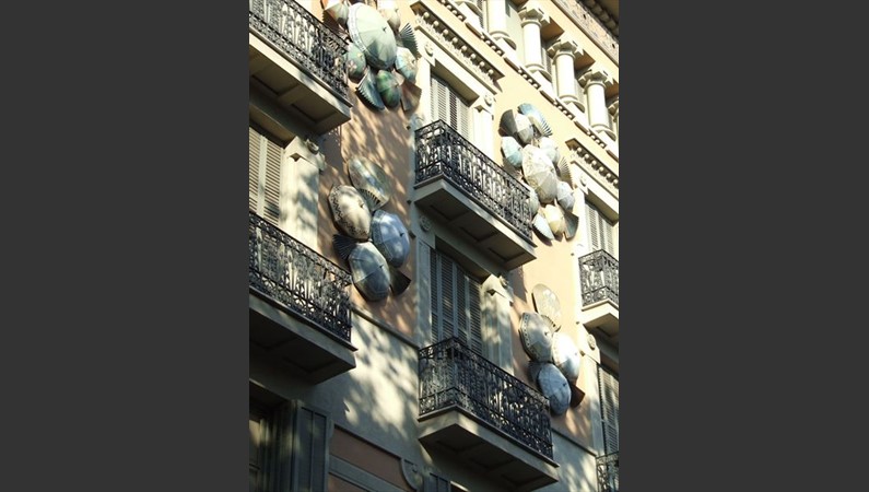 В Барселоне можно фотографировать буквально каждый дом - везде найдётся какая –нибудь изюминка, интересная деталь фасада. Дом с зонтиками на Рамбле