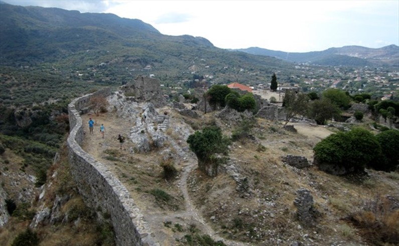 Вид из крепости на ущелье