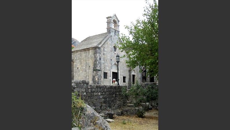 Одна из церквей крепости - закрыта