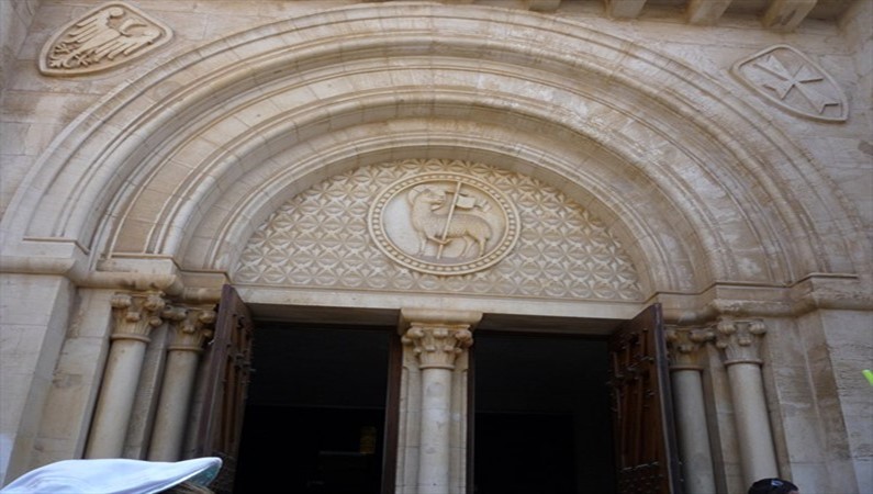 Главный вход в церковь Христа Искупителя
