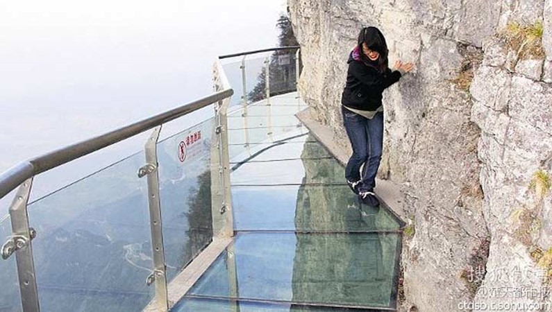 Skywalk - стеклянная дорожка на отвесной скале в горы Тянмень, в Чжанцзяцзе, Китай