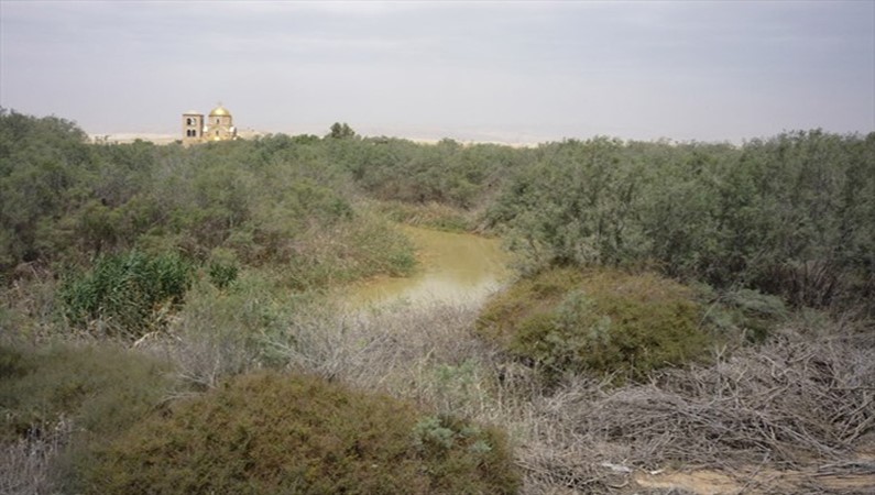 Долина реки Иордан, восточный берег реки. Вдали видна греческая православная церковь Иоанна Крестителя