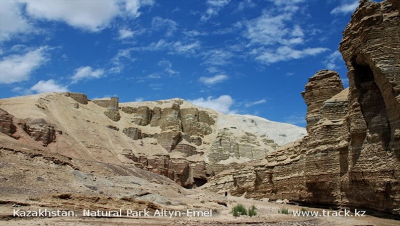 природный парк Алтын-Эмель, пустынные горы Актау