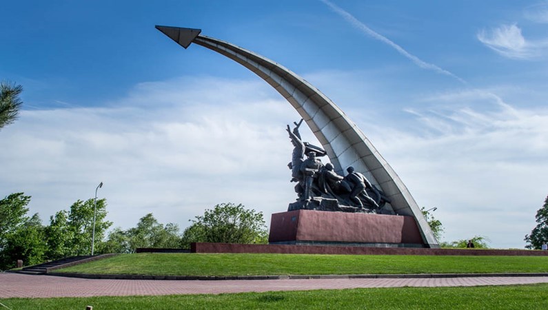 Мемориальный комплекс в Кумженской роще со-оружен в 1983 году в память воинов Советской армии,погибших при освобождении Ростов-на-Дону от немецких окку-пантов
