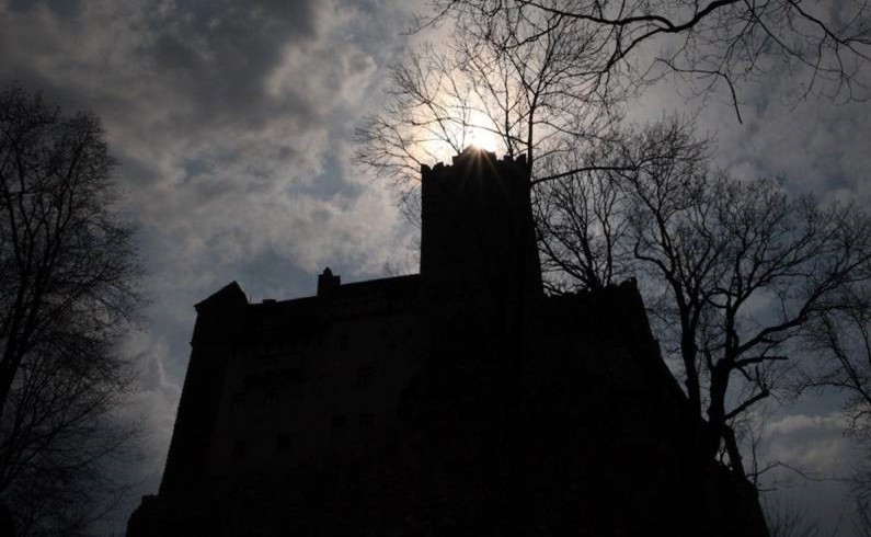 Замок Бран ночью - жуткое зрелище