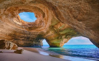 Пляж в скалах - пещера Бенагил