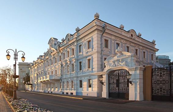 Роскошный дворец на набережной Нижнего Новгорода