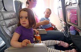 Как пережить авиаперелет с детьми