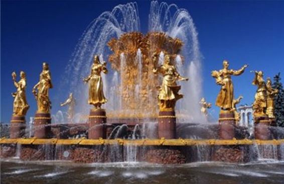 Москва фонтанирует перед майскими праздниками