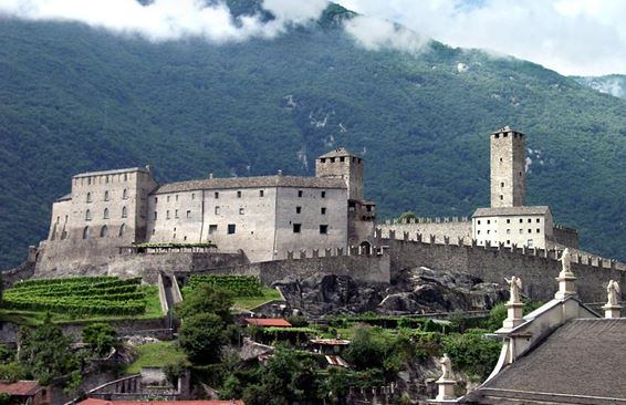 Беллинцона (итал. Bellinzona) - старинный швейцарский город трех замков