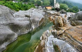 Река Верзаска – место в Швейцарии, которое нужно посетить каждому туристу