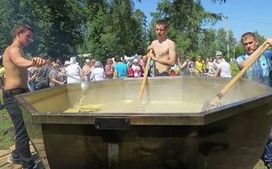 1100 литров Царской каши сварили на фестивале в Кашине