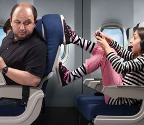 В какой момент следует откидывать спинку кресла в самолёте