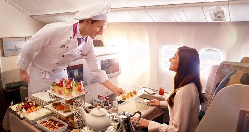 Как получить больше бесплатной еды и напитков на борту самолёта