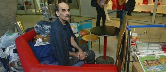 Умер иранец, проживший 18 лет в аэропорту Парижа