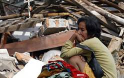 Под рухнувшей крышей аэропорта в Паданге находятся сотни человек