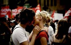 За поцелуй в мексиканском городе грозит месяц тюрьмы