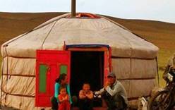 В пустыне Гоби туристы живут прямо в юртах кочевников