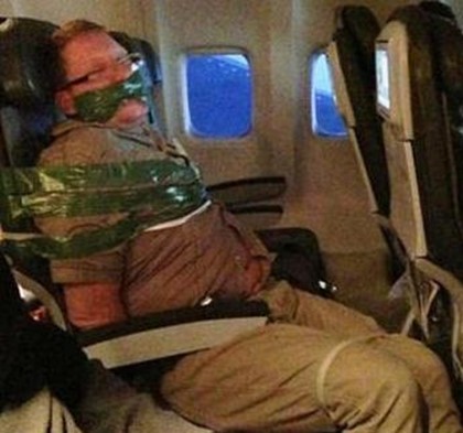 Дебошира связали скотчем на борту самолета