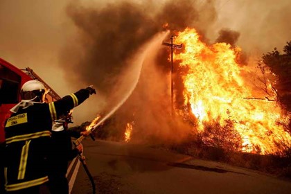 Майорка, Родос и Крит охвачены пламенем. Туристов эвакуируют