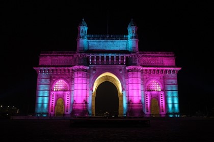 «Ворота в Индию» засияли всеми цветами радуги