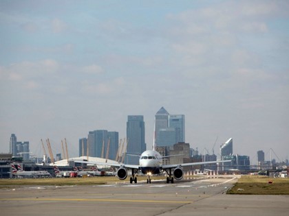 Три человека пострадали в результате взрыва двигателя у самолета в лондонском аэропорту