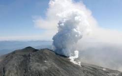 В Японии началось извержение крупнейшего в стране вулкана