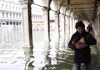 Открытие Венецианского карнавала омрачилось наводнением