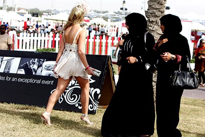 В Дубае туристок переоденут в абайи