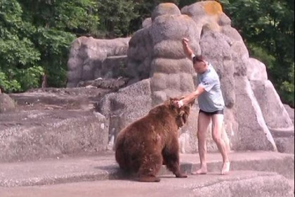 В Варшаве мужчина напал на медведя