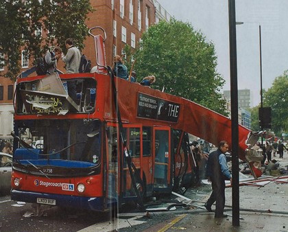 В Лондоне двухэтажный автобус не прошел под мост