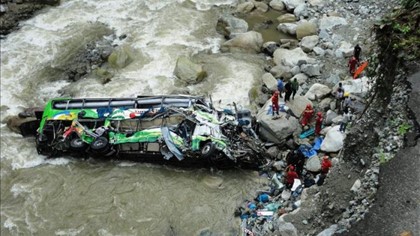 В Перу туристический автобус упал в реку