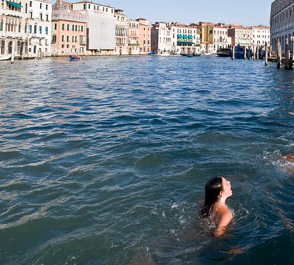 В Венеции туристок оштрафовали за купание топлесс в канале