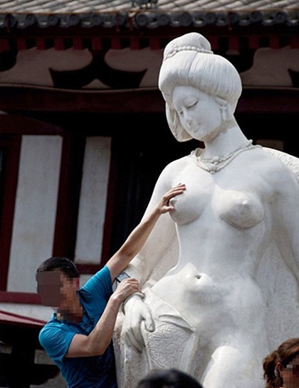 Китайские статуи спасают от туристов