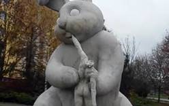 В Пльзене открыли статую пожирающего людей кролика