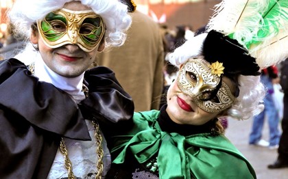 В Венеции с гостей карнавала снимут маски