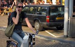 В Нидерландах велосипедистам запретили говорить по телефону во время движения