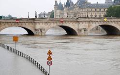 Вода отступает от Парижа