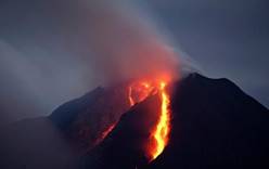 При извержении вулкана Баруджари в Индонезии пропали без вести около 400 туристов