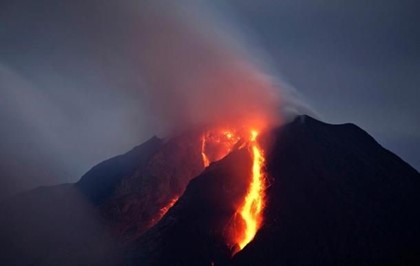 При извержении вулкана Баруджари в Индонезии пропали без вести около 400 туристов
