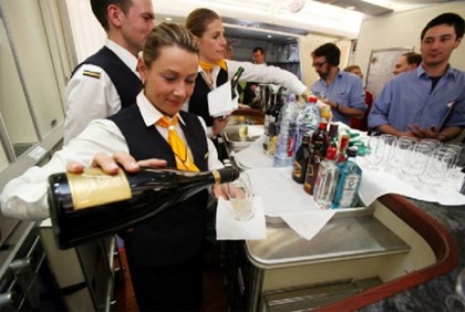 Пассажиры выпили весь алкоголь на борту самолета