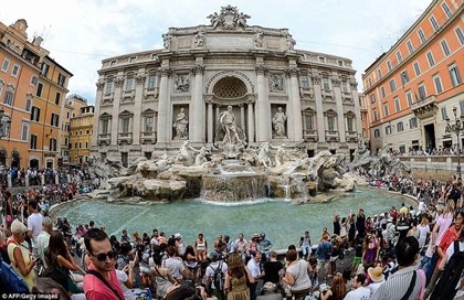 Туристы за год бросили в фонтан Треви 1,4 миллиона евро