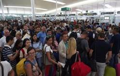 Десятки пассажиров в аэропорту Эль-Прат не могут вылететь из-за очередей на паспортном контроле
