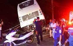 Туристический автобус попал в аварию на холме в Патонге