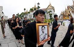Таиланд просит у туристов понимания в дни прощания с Рамой IX