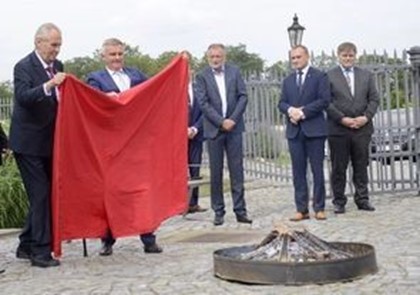 Президент Чехии сжег красные трусы